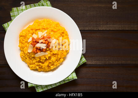 Risotto de carottes fraîches faites maison avec purée de carotte, garnie de carottes rôties et du fromage dur Banque D'Images