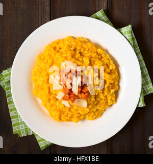 Risotto de carottes fraîches faites maison avec purée de carotte, garnie de carottes rôties et du fromage dur Banque D'Images