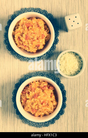 Risotto de carottes fraîches faites maison avec purée de carotte et carotte rôti servi dans des bols, pièces Banque D'Images