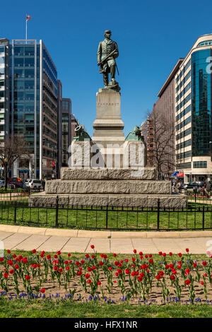 Farragut Square, Washington, D.C. Statue de l'amiral David Farragut dans le centre. Banque D'Images