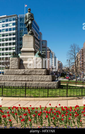 Farragut Square, Washington, D.C. Statue de l'amiral David Farragut dans le centre. Connecticut Avenue dans l'arrière-plan. Banque D'Images