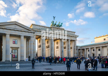 Les gens et les touristes autour de la porte de Brandebourg, Brandenburger Tor, 18e siècle monument néoclassique, Berlin, Allemagne Banque D'Images