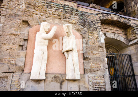 Statues à l'extérieur de l'Église du Souvenir Kaiser-Wilhelm-Gedächtnis-Kirche. Berlin, Allemagne Banque D'Images