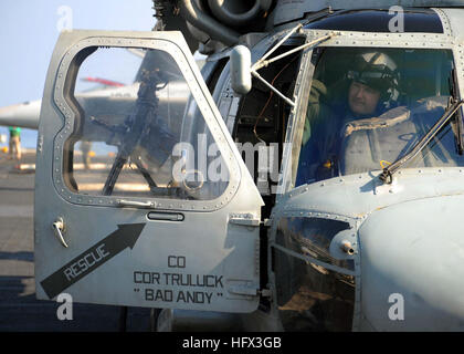 081218-N-7571S-100 GOLFE D'OMAN (31 déc. 18, 2008) Le Cmdr. La marque 'Bad Andy' Truluck, commandant de l' 'Tridents d'hélicoptères de l'Escadron anti-sous-marin (HS) 3, effectue des vérifications avant vol d'un SH-60F Sea Hawk, à bord du porte-avions USS Theodore Roosevelt (CVN 71) avant sa cérémonie de passation de commandement de l'air. Le cmdr. Scott 'Scotty haute' Starkey est soulager Truluck. Theodore Roosevelt et Carrier Air Wing 8 (CVW) sont en train de mener des opérations dans la 5e flotte américaine domaine de responsabilité et sont axées sur les partenaires régionaux de rassurant l'engagement des États-Unis à la sécurité, ce qui favorise Banque D'Images