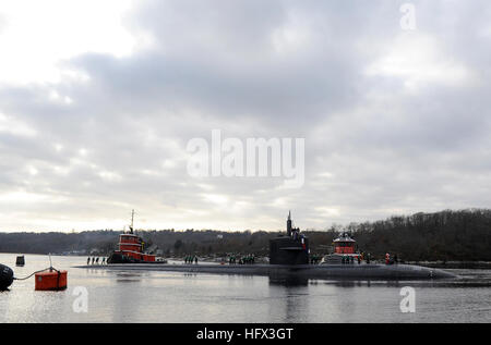 081218-N-8467N-002 Groton (Connecticut) (déc. 18, 2008) Le sous-marin de classe Los Angeles USS Providence (SSN 719) fait son chemin jusqu'à la rivière Thames à son port d'attache de Submarine Base New London à temps pour les fêtes. Providence est de retour d'un déploiement de six mois, qui comprend un arrêt au Pôle Nord en juillet pour commémorer le 50e anniversaire de la première polaire sous-marin, transport en commun rempli par le USS Nautilus (SSN 571) en 1958. Photo de John De La Marine américaine Narewski (libéré) US Navy 081218-N-8467N-002 USS Providence (SSN 719) fait son chemin jusqu'à la rivière Thames à son port d'attache de sous-marin Banque D'Images