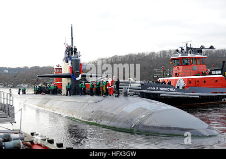 081218-N-8467N-003 Groton (Connecticut) (déc. 18, 2008) Santa ne renonce à des amis et la famille de l'équipage du sous-marin de classe Los Angeles USS Providence (SSN 719) comme le sous-marin revient à la maison à base de sous-marin New London à temps pour les fêtes. Providence est de retour d'un déploiement de six mois, qui comprend un arrêt au Pôle Nord en juillet pour commémorer le 50e anniversaire de la première polaire sous-marin, transport en commun rempli par le USS Nautilus (SSN 571) en 1958. (U.S. Photo par John marine/Narewski) Parution US Navy 081218-N-8467N-003 Santa ne renonce à des amis et la famille de l'équipage du Los Banque D'Images