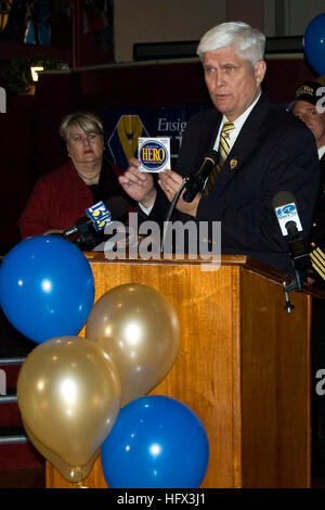 081219-N-5032P-012 VIRGINIA BEACH, en Virginie (déc. 19, 2008) John Elliot soutient une campagne de héros et exhorte les membres de l'autocollant de service pour afficher l'un d'entre eux dans leur voiture comme un rappel d'avoir toujours un desingated pilote lors de l'alcool. La campagne de héros a été lancé par le projet de loi et Muriel Elliot après leur fils, enseigne John Elliot, a été tué par un conducteur ivre en juillet 2000. (U.S. Photo par marine Spécialiste de la communication de masse de la classe de 3ème Livres/Jessica) Parution US Navy 081219-N-5032P-012 John Elliot soutient une campagne de héros et exhorte les membres de l'autocollant de service pour afficher l'un d'entre eux dans leur voiture Banque D'Images