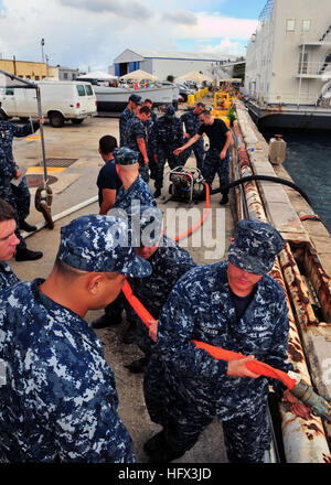 100728-N-0772K-005 Santa Rita, Guam (28 juillet 2010) marins affectés à l'adjudication du sous-marin USS Frank Câble (comme 40) manutention flexible pratique et Manning a P-100 pompe à eau. Frank câble est en cours au chantier naval de Guam pour la commande de transport maritime militaire conversion. (U.S. Photo par marine Spécialiste de la communication de masse 2e classe David R. Krigbaum/libérés) US Navy 100728-N-0772K-005 et de manutention flexible pratique marins Manning a P-100 pompe à eau à bord du USS Frank (40) Banque D'Images