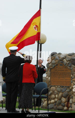 070318-N-7643B-004 POINT LOMA, en Californie (18 mars 2007) - Base Navale de Point Loma commandant, Capt Mark D. Patton et Mme Maria Jésus Ferri Penalba, président de la Chambre de l'Espagne, rendre honneurs tandis qu'un marin de la Marine américaine soulève un drapeau commémoratif 18e siècle espagnol. Les deux drapeaux américains et espagnols ont été soulevées avant commémorant le 204e anniversaire de la bataille de la baie de San Diego, qui a été le seul espagnol et American Ship-to-Shore bataille en Californie pendant la guerre hispano-américaine. U.S. Navy photo by Mass Communication Specialist Seaman David A. Brandenburg (libéré) US Navy Banque D'Images