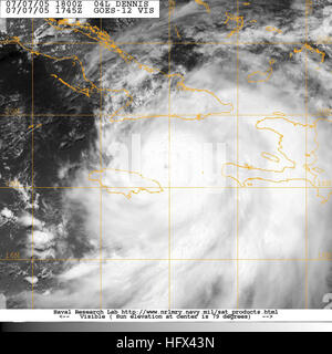 050707-N-0000X-001 Golfe du Mexique (5 juillet 2005) Ð Image satellite prise à partir de la VA-12 de l'ouragan Dennis. L'ouragan de catégorie 2, sur l'échelle Saffir-Simpson Échelle de notation, avec des vents jusqu'à 105 mph devrait toucher terre tôt lundi. La première saison de l'ouragan a été considéré comme une catégorie deux sens les vents étaient au-dessus de 96 mph, mais moins de 110 mph. Une piste projetée montre toujours la tempête sur le golfe du Mexique au début de l'est samedi, puis visant á proximité de certains champs de pétrole et de gaz au large des côtes de Louisiane, Mississippi et Alabama avant qu'il est descendu près du Mississipp Banque D'Images