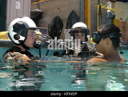 050707-N-9500T-066 San Diego, Californie (7 juillet 2005) - Deux étudiants à se préparer à se submerger et de respirer de la réflexion dans le cadre d'un cours de familiarisation à l'utilisation de l'hélicoptère à l'appareil d'évacuation d'urgence Centre de formation en survie de l'Aviation (ASTC) à bord du Marine Corps Air Station Miramar (MCAS). L'ASTC physiologie aéronautique fournit de l'eau et l'entraînement de survie aux étudiants conformément aux normes de l'aviation navale. U.S. Navy photo by Photographer's Mate 2e classe Scott Taylor (libéré) US Navy 050708-N-9500T-066 deux étudiants à se préparer à se submerger et de respirer de la réflexion dans le cadre d'une fami Banque D'Images