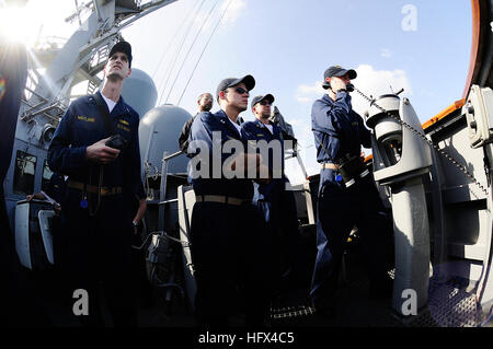 090116-N-7918H-013 GOLFE D'ADEN (janv. 17, 2009) Les officiers et militaires du quart à bord du destroyer lance-missiles USS Mahan (DDG 72) lors d'un ravitaillement vertical avec le ravitaillement de la flotte militaire commande de réapprovisionnement oiler USNS Tippecanoe (T-AO 199). Mahan est affecté à la Force opérationnelle combinée 151, un groupe de travail multinational établi pour mener des opérations de lutte contre la piraterie dans et autour du golfe d'Aden, la mer d'Oman, l'Océan Indien et la mer Rouge. (U.S. Photo par marine Spécialiste de la communication de masse 3e classe John K. Hamilton/libérés) US Navy 090117-N-7918H-013 officiers et soldats Banque D'Images