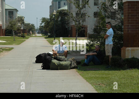 050708-N-0000Z-001 Pensacola, Floride (8 juillet 2005) Ð deux élèves de centre de formation technique de l'Aviation Navale (NATTC seabags) attendre avec leurs bagages et d'autres qui se préparent à l'évacuation de la base aéronavale de Pensacola (NAS) avant l'arrivée de l'ouragan Dennis. Dennis, un ouragan de catégorie 4, devrait passer à moins de 90 kilomètres de Key West tôt samedi matin. Photo de la marine américaine (US Navy) Parution 050708-N-0000Z-001 trois élèves de centre de formation technique de l'Aviation Navale (NATTC seabags) attendre avec leurs bagages et d'autres qui se préparent à évacuer Banque D'Images