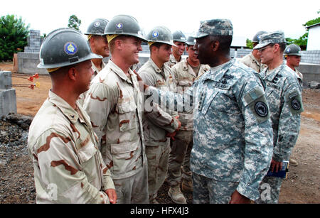 090123-N-1540F-008 Moroni, Comores (janv. 23, 2009) Le Général William E. Ward, commandant du Commandement de l'Afrique (U.S. AFRICOM), et le sergent commande AFRICOM AMÉRICAIN Le Major Mark Ripka Seabees rencontre de groupe Force-Horn de l'Afrique, qui sont la construction d'une école de six classes dans le cadre du projet d'assistance humanitaire civic. (U.S. Photo par Marine photo par Kenneth Fidler) US Navy 090123-N-1540F-008 Le général William E. Ward et commande le Sgt. Le Major Mark Ripka Seabees rencontre qui sont la construction d'une école de six classes dans le cadre du projet d'assistance civique humanitaire Banque D'Images