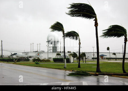 050709-N-0000B-007 Key West, Floride (9 juillet 2005) Ð palmiers sont soufflées autour par la force de l'Ouragan Dennis à bord Naval Air Station (NAS) Key West. Les lignes électriques ont été déracinés que Dennis a adopté la partie la plus méridionale de la NAS. La tempête est passé à moins de 125 kilomètres de la base, avec des vents de plus de 90 milles à l'heure et de dumping plus de sept pouces de pluie avant de passer au nord par le golfe du Mexique. Les navires de la marine américaine ont été sortied Station Navale de Pascagoula, avec l'évacuation ordonnée pour tous mais le personnel essentiel à partir de la Naval Air Station Pensacola, en Floride, a ordonné vendredi, J Banque D'Images