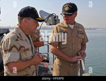 090126-N-1082Z-020 BAHREÏN (jan. 26, 2009) Vice-amiral. Bill Gortney, commandant de la 5e flotte américaine, parle avec le Capt Mark D. Genung, commandant de l'cruiser lance-missiles USS Vella Gulf (CG 72), sur le pont exposé. shipÕs Vella Gulf est déployée dans le cadre du groupe expéditionnaire Iwo Jima soutenant des opérations de sécurité maritime dans la 5e Flotte des États-Unis zone de responsabilité. (U.S. Photo par marine Spécialiste de la communication de masse 2e classe Jason R. Zalasky/libérés) US Navy 090126-N-1082Z-020 Vice Adm. Bill Gortney parle avec le Capt Mark D. Genung Banque D'Images