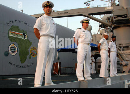 Homme marins internationaux les rails du quai de transport amphibie USS Nashville Nashville tire comme dans Dakar, Sénégal pour la première visite du port de l'Afrique Centrale 2009 Partenariat. L'APS est une initiative internationale élaboré par les forces navales et les Forces navales de l'Europe du Sud, qui vise à travailler en collaboration avec des partenaires américains et internationaux pour améliorer la sécurité maritime et la sécurité en Afrique de l'Ouest et Centrale. USS Nashville au Sénégal DVIDS149741 Banque D'Images