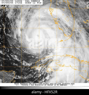 050709-N-0000X-001 Golfe du Mexique (9 juillet 2005) Ð Image satellite prise à partir de la VA-12 de l'ouragan Dennis. L'ouragan de catégorie 2, sur l'échelle Saffir-Simpson Échelle de notation, avec des vents entre 98 et 110 mph, devrait toucher terre sur le territoire continental des États-Unis tôt le dimanche. Dennis a perdu une force en s'traversé Cuba, mais il a commencé à reprendre de la vapeur tôt le samedi, avec des vents soutenus de 160 kilomètres (100 milles) à l'heure. Les prévisionnistes s'attendaient à ce que la tempête pour renforcer encore comme il se déplace sur les eaux chaudes du golfe. À 1 h 15 HAE, Dennis' eye était d'environ 355 milles au sud-sud-est Banque D'Images