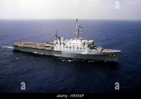 Vue aérienne avant tribord de la cale de transport amphibie USS NASHVILLE (LPD-13) au large des côtes du Liban, au cours d'une opération de maintien de la multinationale. Le navire a été déployée ici après une confrontation a eu lieu entre les forces israéliennes et l'Organisation de libération de la Palestine. LPD-13 USS Nashville Banque D'Images