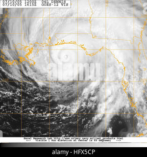 050710-N-0000X-001 Golfe du Mexique (10 juillet 2005) - Image satellite de l'ouragan Dennis prises à partir du satellite GOES-12. L'ouragan de catégorie 4, sur l'échelle Saffir-Simpson Échelle de notation, a été localisé à environ 100 km au sud de Pensacola, en Floride, dans le golfe du Mexique, renforcé dans une dangereuse tempête de catégorie 4, le labour vers une région continue de se remettre d'un ouragan il y a 10 mois. La terre était attendu fin dimanche après-midi, au cours de la marée haute, quelque part entre la téléphonie mobile, en Alabama, et de Pensacola, Floride, après l'affaiblissement d'une catégorie 1 Tempête sur Cuba, Dennis renforcée dans le Golfe le samedi et est devenu Banque D'Images