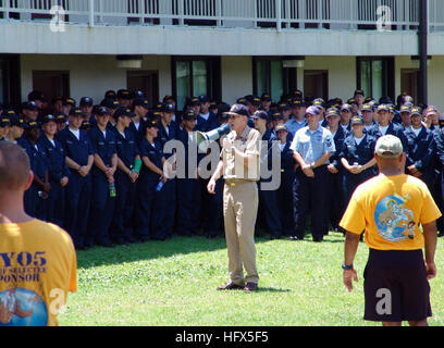 050709-N-9246G-005 Pensacola, Floride (10 juillet 2005) Ð Centre d'information Dominance (CID) Corry Gare Commandant Le capitaine Kevin R. Hooley CID adresses étudiants alors qu'ils se préparent à quitter leurs chambres à la formation de base caserne transformée en ouragan bâtiments d'hébergement. Comme l'ouragan de catégorie 4, sur l'échelle Saffir-Simpson échelle de cotation s'approcha, Hooley a dit à ses étudiants d'Òprepare fort il pire, et prie pour le meilleur.Ó À 9 h HAE, Dennis' eye était d'environ 125 milles au sud-sud-est de Pensacola dans l'enclave et 175 milles au sud-est de Pascagoula, Mississippi il a été déplace vers le nord à une Banque D'Images