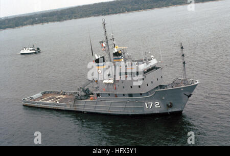 Une vue aérienne avant tribord de la Powhatan flotte remorqueur de la classe océan USNS APACHE (T-ATF 172). L'USNS Apache (T-ATF 271) sur tribord Banque D'Images