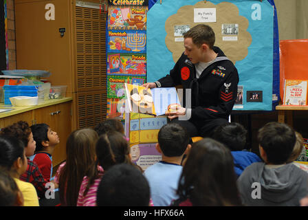 100302-N-0718S-095 Station, Californie (2 mars 2010) Technicien Cryptologic (Interpretive) 1re classe David G. Burrell, affectées au Centre d'information du détachement de dominance, Monterey, lit un livre de Dr. Seuss aux élèves de l'école élémentaire George C. Marshall pendant la journée de l'Amérique Lire sur. Lire l'ensemble de l'Amérique est un événement annuel qui coïncide avec l'anniversaire du célèbre auteur de livres pour enfants Theodor Seuss Geisel, connu pour le Dr. Seuss childrenÕs books. L'événement contribue à promouvoir la lecture à un jeune âge. (U.S. Photo par marine Spécialiste de la communication de masse 2e classe Steven L. Shepar Banque D'Images