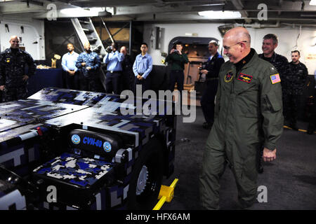 090306-N-6604E-021 MER MÉDITERRANÉE (6 mars 2009) Arrière Adm. Kurt W.Tidd, commandant du Groupe aéronaval 8, prend un coup d'oeil à un nouveau style uniforme de travail Marine peint A/S32A-31B à bord du porte-avions USS Dwight D. Eisenhower (CVN 69). Le Groupe aéronaval d'Eisenhower est en cours pour un déploiement prévu soutenant la rotation de l'avant-forces déployées pour soutenir les opérations de sécurité maritime et d'exploiter dans les eaux internationales à travers le monde. (U.S. Photo par marine Spécialiste de la communication de masse Seaman Apprentice Bradley Evans/libérés) US Navy 090306-N-6604E-0 Banque D'Images