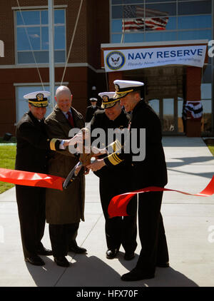 090324-N-6367N-175 Norfolk (24 mars 2008) Arrière Adm. Mark S. Boensel, commandant de la marine, du centre du littoral de la région ; Vice-Adm. Peter H. Daly, commandant adjoint du Commandement des forces de la flotte des États-Unis ; Vice-Adm. Dirk J. Debbink, commandant, Commandement des Forces de réserve de la Marine ; et R. Kent Hudgens, commandant adjoint du Commandement des Forces de réserve de la Marine ; participer à la cérémonie d'inauguration pour l'ouverture du nouveau quartier général du Commandement de la Force de réserve de la Marine à Norfolk Naval Station. La commande rassemblera environ 450 employés militaires et civils qui sont responsables de l'état de préparation, la surveillance et la formation des marins de la réserve. (U Banque D'Images