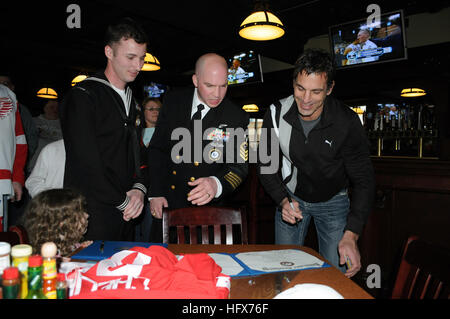 090328-N-7863V-245 Detroit, Michigan (28 mars 2009) Red Wings de Detroit le défenseur Chris Chelios se prépare à signer le certificat de décharge honorable pour Yeoman 1re classe Jeffrey Weaver après sa cérémonie de réinscription. Chelios administré la réinscription serment pour Weaver, avec sa fille à ses côtés. (U.S. Photo par Marine Ensign Kristine Volk/libérés) US Navy 090328-N-7863V-245 Red Wings de Detroit le défenseur Chris Chelios se prépare à signer le certificat de décharge honorable pour Yeoman 1re classe Jeffrey Weaver après sa cérémonie de réinscription Banque D'Images