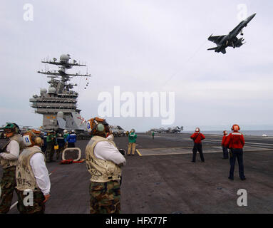 050713-N-5345W-045 de l'Océan Atlantique (13 juillet 2005) - Ministère de l'air et personnel de l'escadron regarder comme un F/A-18A Hornet +, affecté à la 'Silver Eagles' of Marine Fighter Attack Squadron One One cinq (VMFA-115), s'éloigne de l'envol après avoir été agité-le avant d'effectuer un posé-décollé à bord de l'atterrissage de classe Nimitz porte-avions USS Harry S. Truman (CVN 75). Truman est en train d'effectuer des opérations et des qualifications de l'opérateur de la côte est. U.S. Navy photo by Photographer's Mate 3 Classe Kristopher Wilson (libéré) US Navy 050713-N-5345W-045 et Ministère de l'air squadro Banque D'Images