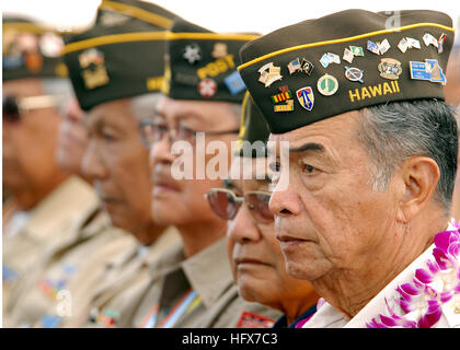 090406-N-5476H-002 Honolulu, Hawaï (6 avril 2009) Les membres du Tribunal des anciens combattants des guerres étrangères assister à une cérémonie commémorative le 6 avril au Cimetière commémoratif national du Pacifique. La cérémonie commémorant le 67e fête nationale des Philippines "Araw ng Kagitingan" ou "Jour de la vaillance, et honoré Filipino-American" les membres de service durant la Seconde Guerre mondiale. (U.S. Photo par marine Spécialiste de la communication de masse 1re classe Michael Hight/libérés) US Navy 090406-N-5476H-002 Les membres du Tribunal des anciens combattants des guerres étrangères assister à une cérémonie commémorative Banque D'Images