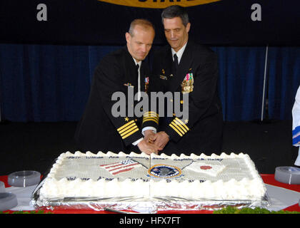 090410-N-6523K-060 Yokosuka, Japon (10 avril 2009), USS George Washington (CVN 73) commandant le Capitaine David A. Lausman (à droite) et le Capitaine J. R. Haley couper un gâteau après leur cérémonie de passation de commandement. George Washington est la seule marine porte-avions nucléaire déployées à l'avant et est à l'étape finale d'une disponibilité limitée du navire. (U.S. Photo par marine Spécialiste de la communication de masse 2e classe James Kimber/libérés) US Navy 090410-N-6523K-060 SS George Washington (CVN 73) commandant le Capitaine David A. Lausman (à droite) et le Capitaine J. R. Haley couper un gâteau après leur changement de comman Banque D'Images