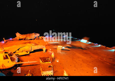 090411-N-4010S-001 Mer de Chine du Sud (11 avril 2009) L'AV-8B Harrier attribué à Marine Attack Squadron (VMA) 211 est alimentée pendant les opérations de vol de nuit à bord du navire d'assaut amphibie USS Essex (DG 2) en prévision de l'exercice Balikatan 09, un exercice militaire bilatéraux impliquant des militaires américains et des Forces armées des Philippines ainsi que des experts en la matière de défense civile Philippine agences. L'exercice annuel est le 25e d'une série d'exercices dirigés par l'état-major interarmées et demandé par le Gouvernement de la République des Philippines. (U.S. Nav Banque D'Images