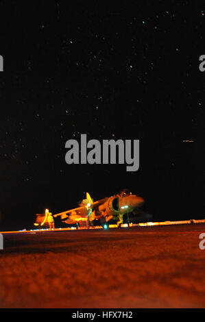 090411-N-4010S-017 Mer de Chine du Sud (11 avril 2009) L'AV-8B Harrier attribué à Marine Attack Squadron (VMA) 211 est alimentée pendant les opérations de vol de nuit à bord du navire d'assaut amphibie USS Essex (DG 2) en prévision de l'exercice Balikatan 09, un exercice militaire bilatéraux impliquant des militaires américains et des Forces armées des Philippines ainsi que des experts en la matière de défense civile Philippine agences. L'exercice annuel est le 25e d'une série d'exercices dirigés par l'état-major interarmées et demandé par le Gouvernement de la République des Philippines. (U.S. Na Banque D'Images