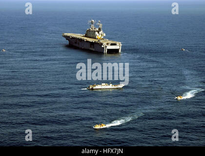 050715-N-6616W-001 large de l'Albanie (15 juillet 2005) - Le navire d'assaut amphibie USS SAIPAN LHA (2) effectue des opérations amphibies de débarquement avec les services publics (LCU), affecté à l'unité d'assaut deux (ACU-2), et de l'artisanat de récupération amphibie (LARC), affecté à l'unité de deux maîtres de plage (BMU-2), dans la mer Adriatique, dans le cadre de l'Engagement de l'Adriatique en 2005. L'exercice se concentre sur le développement de l'individu et les compétences de combat collectif des nations participantes, ainsi que la promotion de l'amitié, l'entraide comprendre et la coopération avec l'OTAN et alliés régionaux. Près de 1 500 Marines et de la Marine Banque D'Images