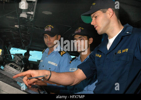 050715-N-1332Y-006 USS Kitty Hawk (CV 63), en mer (15 juillet 2005) - Le lieutenant J.G. Barry Shaw, officier subalterne de la montre, les procédures d'exploitation commentaires sur l'USS Kitty Hawk (CV 63) bridge avec le Sous lieutenant Braj Kishore de Patna, Inde, et sous-lieutenant Pranav Anand de New Delhi. Kishore et Anand sont la marine indienne les aspirants de participer à un programme d'échange à l'étranger pour promouvoir les relations internationales entre les États-Unis et dans d'autres pays du monde. En ce moment en cours dans la 7e flotte zone de responsabilité (AOR), Kitty Hawk montre la projection de puissance et de contrôle de la mer comme les États-Unis N Banque D'Images