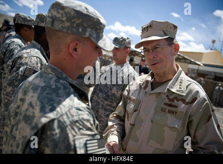 090422-N-0696M-147 KABOUL, Afghanistan (22 avril 2009) Chef de l'état-major des adm. Mike Mullen parle avec des soldats affectés à base d'air, de l'Afghanistan. Mullen est sur une tournée de six jours du Commandement central des États-Unis zone de responsabilité l'escorte d'un usage tournée, Rencontre avec homologues et la visite des troupes. (U.S. Photo par marine Spécialiste de la communication de masse 1re classe Chad J. McNeeley/libérés) US Navy 090422-N-0696M-147 Chef de l'état-major des adm. Mike Mullen parle avec des soldats affectés à base d'air, l'Afghanistan Banque D'Images