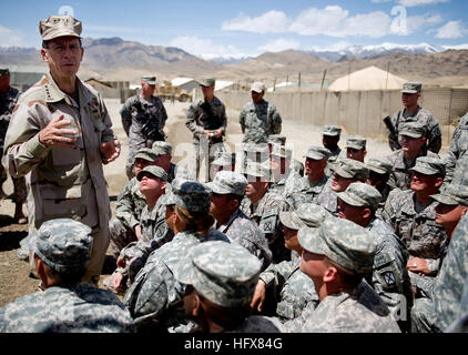 090422-N-0696M-171 KABOUL, Afghanistan (22 avril 2009) Chef de l'état-major des adm. Mike Mullen parle avec des soldats affectés à base d'air, de l'Afghanistan. Mullen est sur une tournée de six jours du Commandement central des États-Unis zone de responsabilité l'escorte d'un usage tournée, Rencontre avec homologues et la visite des troupes. (U.S. Photo par marine Spécialiste de la communication de masse 1re classe Chad J. McNeeley/libérés) US Navy 090422-N-0696M-171 Chef de l'état-major des adm. Mike Mullen parle avec des soldats affectés à base d'air, l'Afghanistan Banque D'Images