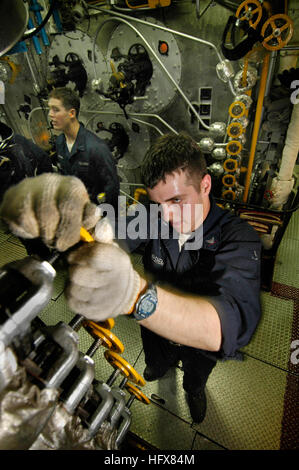 050716-N-8604G-093 Ouest de l'océan Pacifique (16 juillet 2005) - Machiniste 4400 3e classe Daniel Burshem de Smith River, Californie, aligne une soupape de vapeur auxiliaire à bord du USS Kitty Hawk (CV 63). En ce moment en cours dans la 7e flotte zone de responsabilité (AOR), Kitty Hawk montre la projection de puissance et de contrôle de la mer comme la Marine américaine est que l'avant-déployés en permanence à l'de Yokosuka, Japon. U.S. Navy photo by Photographer's Mate Airman Joshua LeGrand (publié) US Navy 050716-N-8604G-042 4400 Machiniste 3e classe Daniel Burshem de Smith River, Californie, aligne une machine à vapeur auxiliaire Banque D'Images