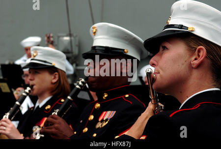 Les membres du Southwest Region Navy corps Band répètent à bord du porte-avions de classe Nimitz USS Ronald Reagan (CVN 76) avant un service commémoratif pour le vice-amiral retraité James B. Stockdale. Des centaines d'amis, de membres de la famille et de camarades de bord se sont rassemblés pour honorer l'ancien prisonnier de guerre et récipiendaire de la médaille d'honneur du Congrès décédé le 5 juillet à Coronado, en Californie. Banque D'Images
