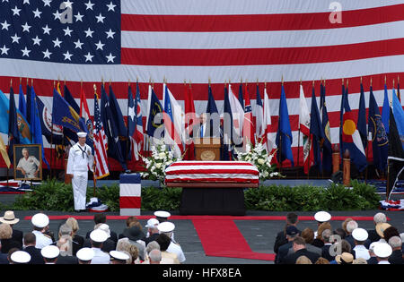 Un service commémoratif à bord de l'USS Ronald Reagan (CVN 76) rend hommage au vice-amiral à la retraite James B. Stockdale, en réfléchissant à son service militaire et à ses réalisations. Banque D'Images