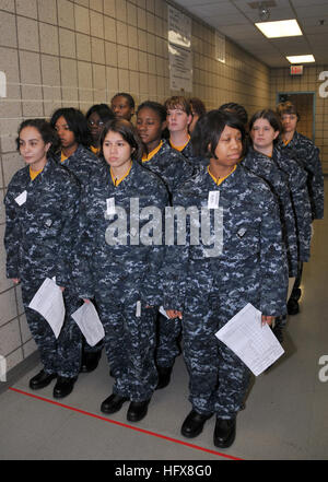 090430-N-8848T-972 GRANDS LACS, Ill., (30 avril 2009) femmes recrues attendre d'avoir leur uniforme de travail marine délivrés récemment examiné par les couturières à recruter le commandement de l'instruction. L'uniforme remplacera l'actuel groupe de travail homogène et toutes les recrues actuelles sera publié le nouveau groupe de travail uniforme au cours des prochaines semaines. Les nouvelles recrues seront émis l'uniforme sur leur deuxième journée à boot camp. (U. S. Navy photo par Scott A./Thornbloom) Parution US Navy 090430-N-8848T-972 femmes recrues attendre d'avoir leur uniforme de travail marine délivrés récemment examiné par les couturières à recruter le commandement de l'instruction Banque D'Images