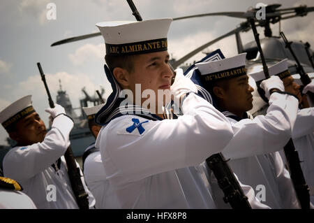 090504-N-5549O-168 de l'OCÉAN ATLANTIQUE (4 mai 2009) Colombie-Britannique rend hommage rendu aux marins de secrétaire à la Marine l'Honorable BJ Penn comme il est accueilli à bord de la frégate de la marine colombienne ARC Almirante Padilla (FM 51) au cours de la 50ème itération de UNITAS Gold. UNITAS est un exercice maritime multinationale avec les forces du Brésil, Canada, Chili, Colombie, Equateur, l'Allemagne, le Mexique, le Pérou, les États-Unis et l'Uruguay tactiques navales de pratiquer dans un environnement de forces interarmées. (U.S. Photo par marine Spécialiste de la communication de masse 2e classe Kevin S. O'Brien/libérés)(U.S. Photo de la marine par la communication de masse Speci Banque D'Images