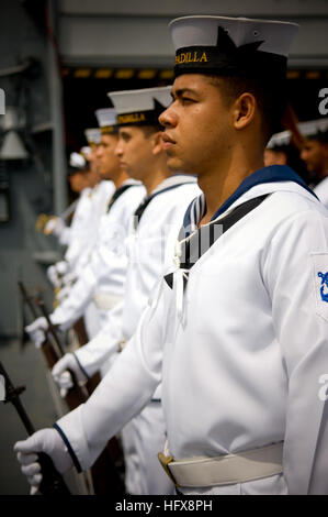 090504-N-5549O-185 de l'OCÉAN ATLANTIQUE (4 mai 2009) Colombie-Britannique rend hommage rendu aux marins de secrétaire à la Marine l'Honorable BJ Penn comme il est accueilli à bord de la frégate de la marine colombienne ARC Almirante Padilla (FM 51) au cours de la 50ème itération de UNITAS Gold. UNITAS est un exercice maritime multinationale avec les forces du Brésil, Canada, Chili, Colombie, Equateur, l'Allemagne, le Mexique, le Pérou, les États-Unis et l'Uruguay tactiques navales de pratiquer dans un environnement de forces interarmées. (U.S. Photo par marine Spécialiste de la communication de masse 2e classe Kevin S. O'Brien/libérés)(U.S. Photo de la marine par la communication de masse Speci Banque D'Images