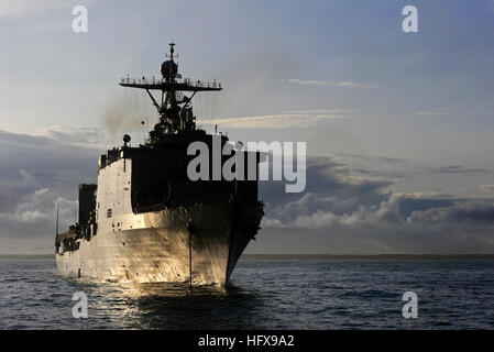 090515-N-5345W-381 de l'OCÉAN ATLANTIQUE (15 mai 2009) Le navire de débarquement amphibie dock USS Fort McHenry (LSD 43) est ancré au large des côtes de Caroline du Nord tout en mettant le personnel et l'équipement à partir de la 22e Marine Expeditionary Unit (MEU) 22. Le Fort McHenry est sur un service de déploiement avec le groupe d'intervention amphibie Bataan (ARG) appuyer les opérations de sécurité maritime aux États-Unis la 5ème et la 6ème flotte domaines de responsabilité. (U.S. Photo par marine Spécialiste de la communication de masse 2e classe Kristopher Wilson/libérés) US Navy 090515-N-5345W-381 le quai de débarquement amphibie USS Fort McHenry (LSD 43 Banque D'Images