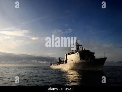 090515-N-5345W-382 de l'OCÉAN ATLANTIQUE (15 mai 2009) Le navire de débarquement amphibie dock USS Fort McHenry (LSD 43) est ancré au large des côtes de Caroline du Nord tout en mettant le personnel et l'équipement à partir de la 22e Marine Expeditionary Unit (MEU) 22. Le Fort McHenry est sur un service de déploiement avec le groupe d'intervention amphibie Bataan (ARG) appuyer les opérations de sécurité maritime aux États-Unis la 5ème et la 6ème flotte domaines de responsabilité. (U.S. Photo par marine Spécialiste de la communication de masse 2e classe Kristopher Wilson/libérés) US Navy 090515-N-5345W-382 le quai de débarquement amphibie USS Fort McHenry (LSD 43 Banque D'Images