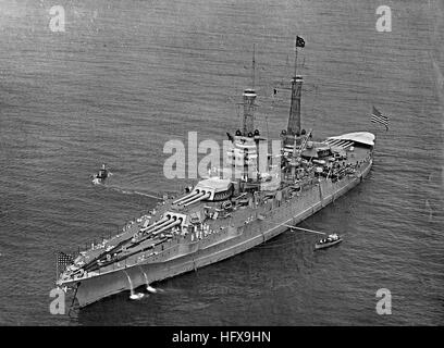 USS California (BB-40) à l'ancre en 1920 Banque D'Images