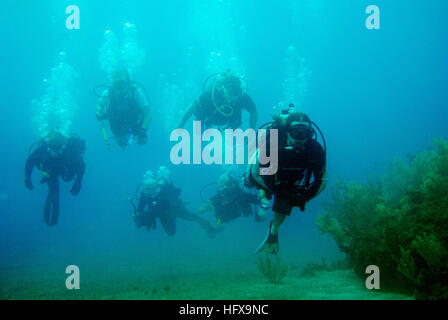 GUANTANAMO BAY, Cuba - Danny d a Powell, un moniteur de plongée sous-marine avec des soldats de la mobilité entreprise, dirige une classe d'apprentissage pour les soldats blessés marine dans les eaux à la station navale des États-Unis à Guantanamo Bay, le 24 mai 2009. Les guerriers blessés participant à SUDS a visité la station navale des États-Unis à Guantanamo Bay pour compléter leur certification de plongée en eau libre, du 21 au 26 mai 2009. Les suds programme enseigne et certifie les personnes handicapées et les anciens combattants blessés récupération comment à plonger. Certifications ont été rendus possibles par des bénévoles de la station navale des États-Unis à Guantanamo Bay et de la force opérationnelle pour Banque D'Images