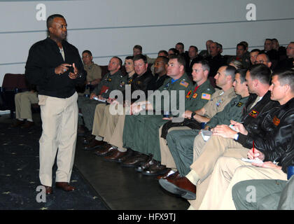 090527-N-9860Y-001 Oak Harbor, Washington (27 mai 2009) Arrière Adm. Arthur Johnson, commandant de la marine, Centre de sécurité, discute sur et hors-service avec sécurité Naval Air Station Whidbey Island leadership pendant un appel de l'amiral kaki. (U.S. Photo par marine Spécialiste de la communication de masse 2e classe Tucker M. Yates/libérés) US Navy 090527-N-9860Y-001 SMA arrière. Arthur Johnson, commandant de la marine, Centre de sécurité, discute sur et hors-service avec sécurité Naval Air Station Whidbey Island leadership pendant un appel de l'amiral kaki Banque D'Images